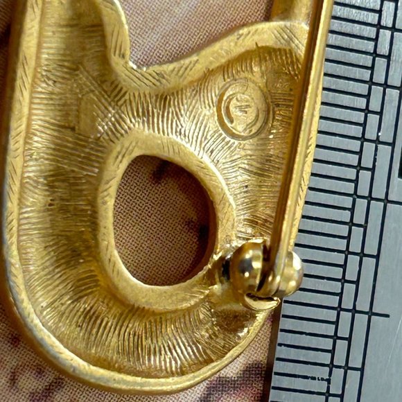 Designer Vintage Gold Tone Satin Finish Large Safety Pin Figural Brooch Pin - Picture 3 of 5